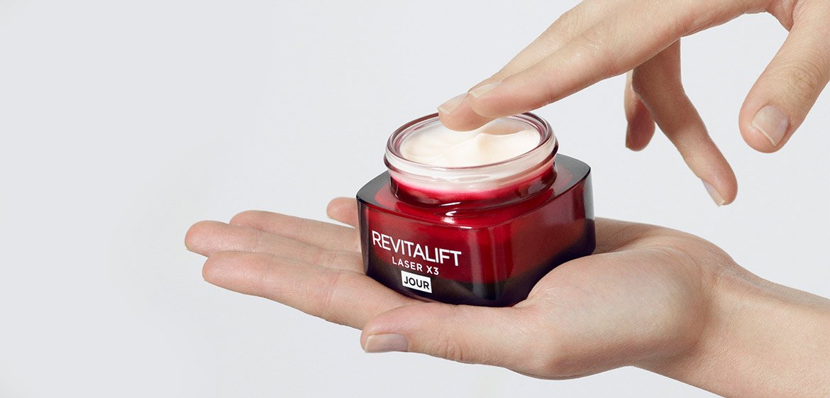 L'Oréal Paris Revitalift Laser x3 Gesichtscreme auf einer Hand
